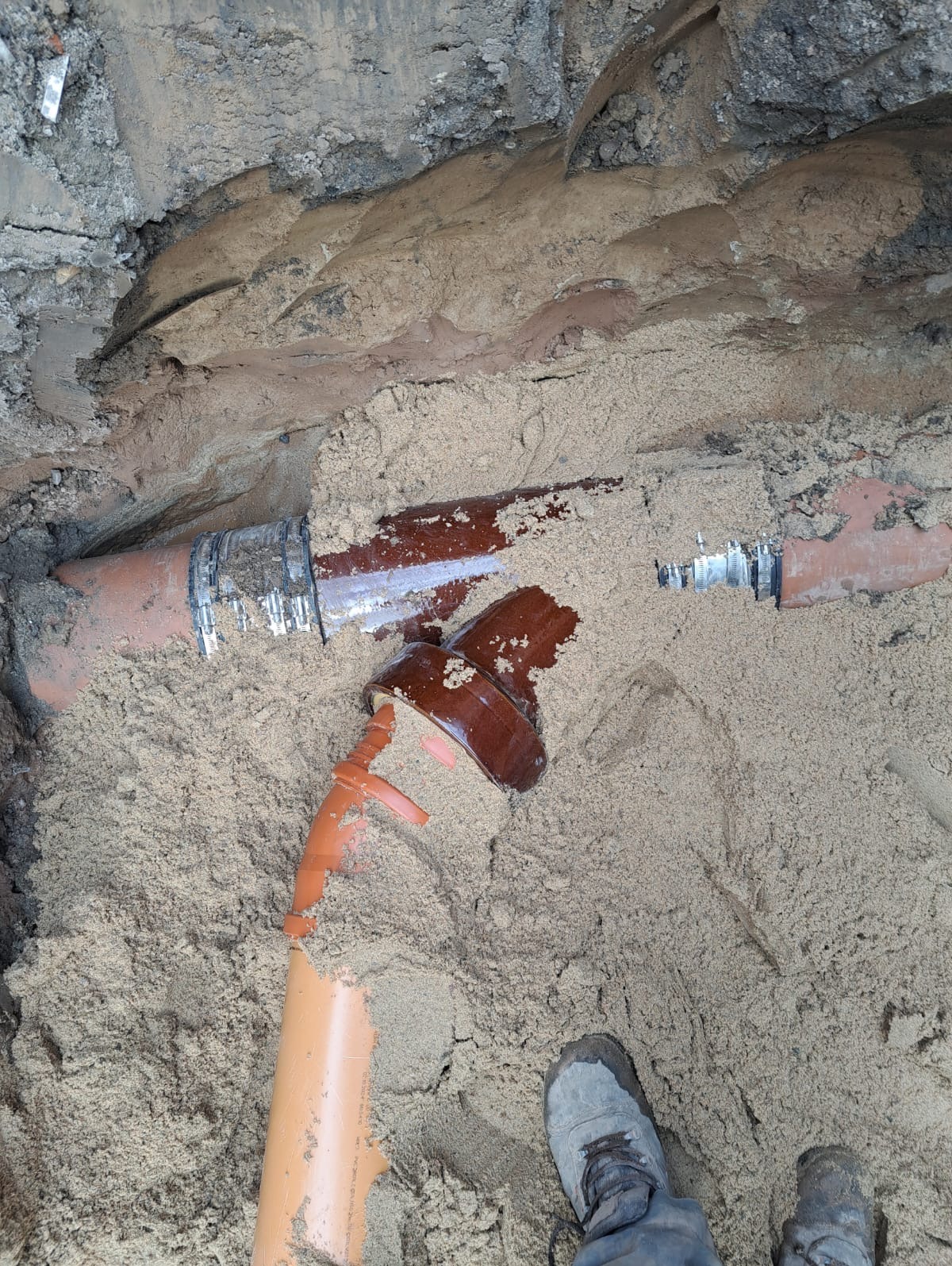 Włączenie przyłącza kanalizacji sanitarnej do sieci miejskiej poprzez trójnik kamionkowy.