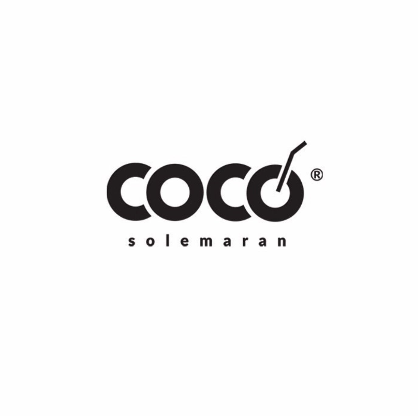 Minimalistyczne, czarno-białe logo 'COCO solemaran' z symbolem słomki w literze 'O', zarejestrowane znakiem towarowym, na białym tle.