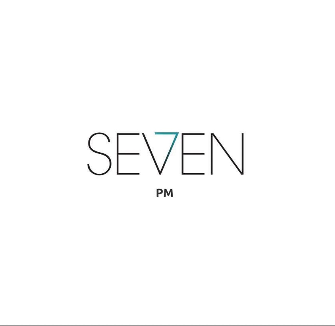 Minimalistyczne logo 'SEVEN PM' na białym tle. Cienkie, czarne litery z akcentem turkusowym w cyfrze '7'. Nowoczesny i elegancki design.