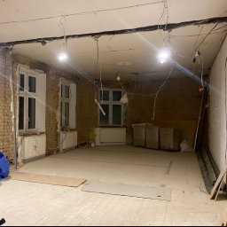 Rozbiórka sufitu podwieszanego wraz z konstrukcją profili, wyburzenie starych ścian, demontaż płyt g-k oraz skuwanie tynków. Prace wykonane sprawnie i dokładnie.elektryka i hydraulika miała zostać inwestor tak chciał