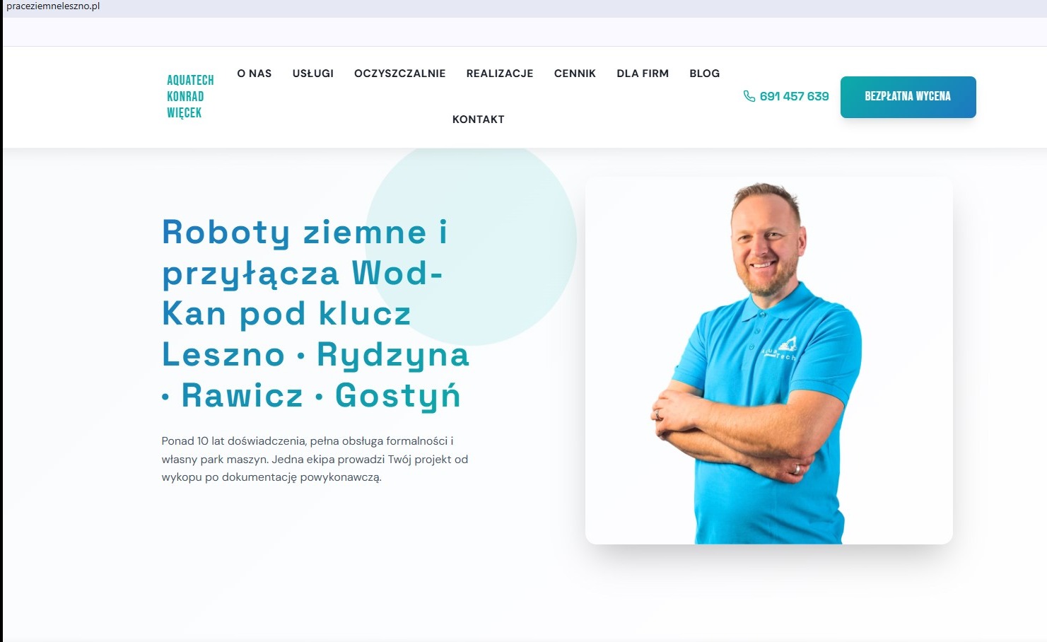 Strona internetowa firmy Aquatech Konrad Więcek, specjalizującej się w robotach ziemnych i przyłączach wod-kan, z uśmiechniętym właścicielem w niebieskiej koszulce polo.