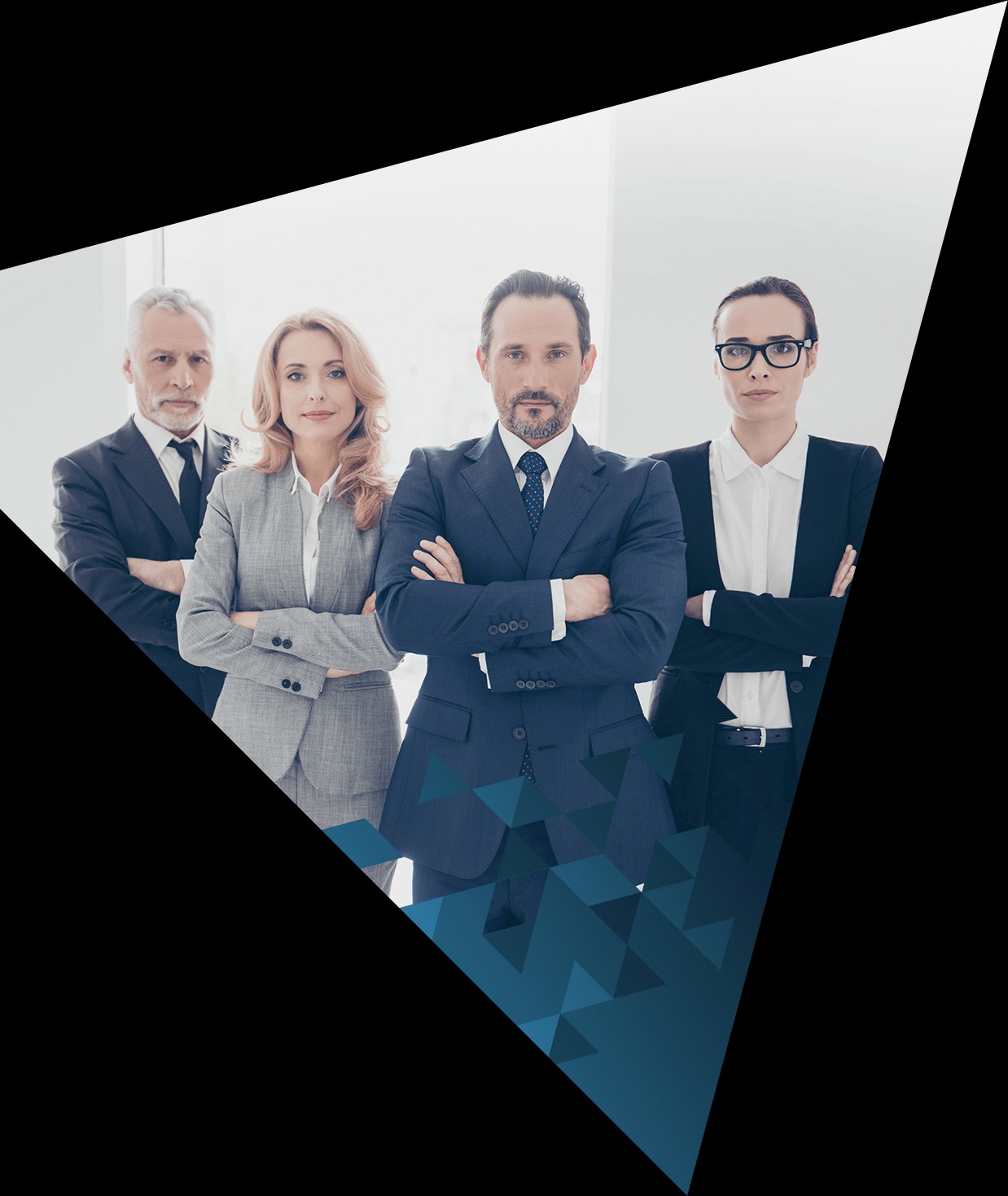 Zespół czterech profesjonalistów w garniturach, stojących z założonymi rękami na tle jasnego okna, z nałożoną grafiką w dolnej części kadru.