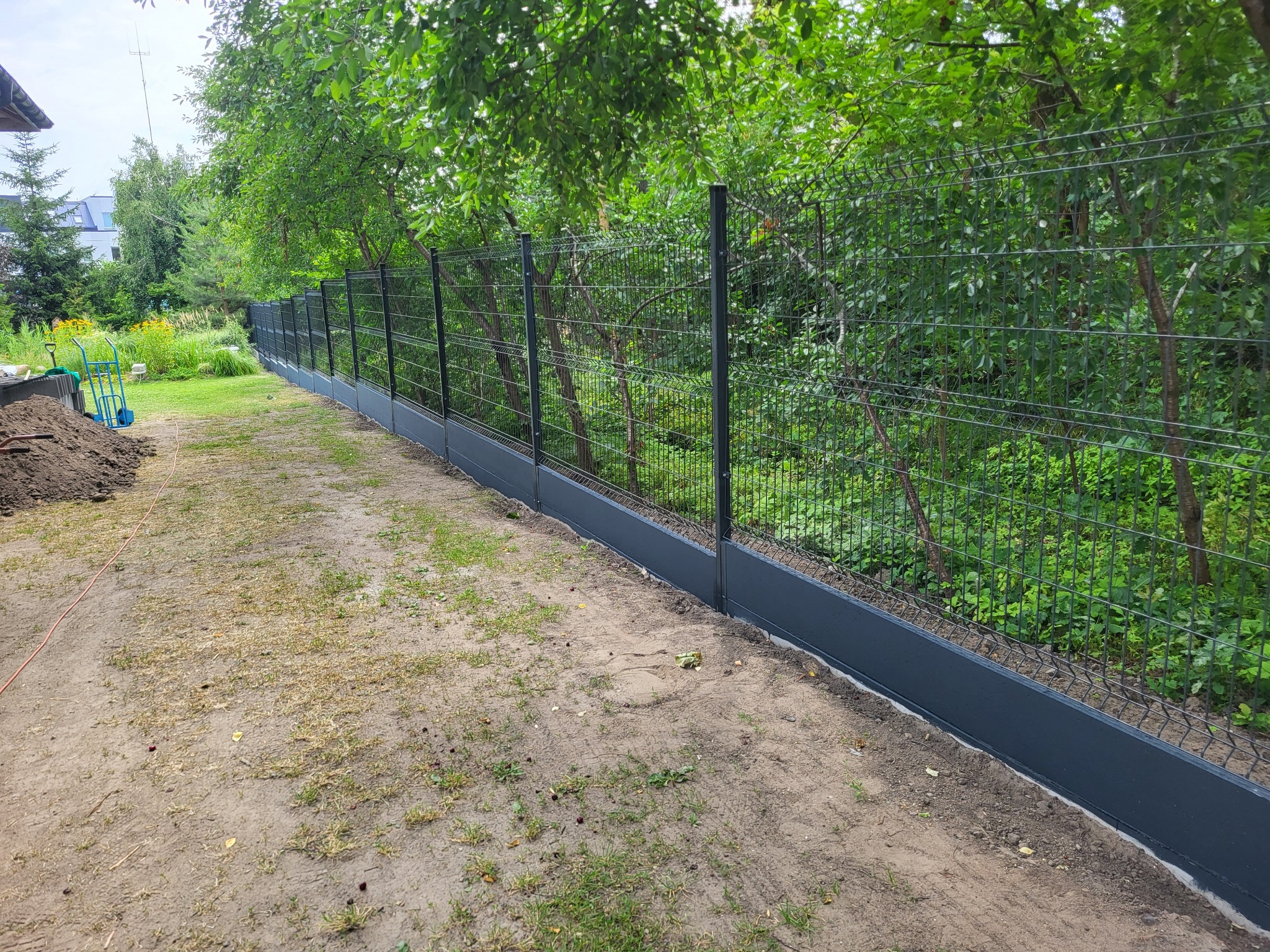 Budowa ogrodzenia panelowego