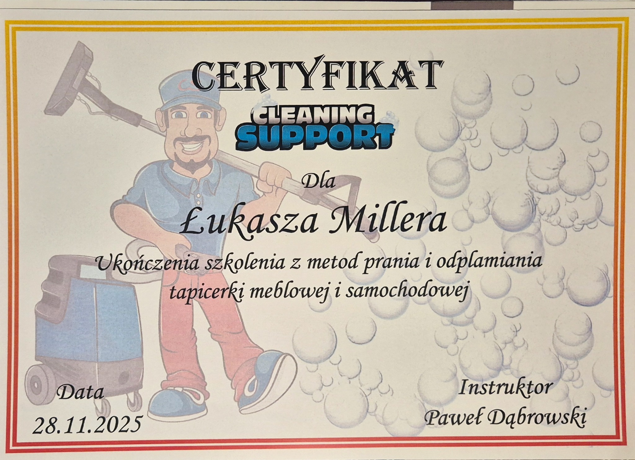 Certyfikat ukończenia szkolenia z prania tapicerki meblowej i samochodowej dla Łukasza Millera, Cleaning Support. Ilustracja z postacią i sprzętem do prania.