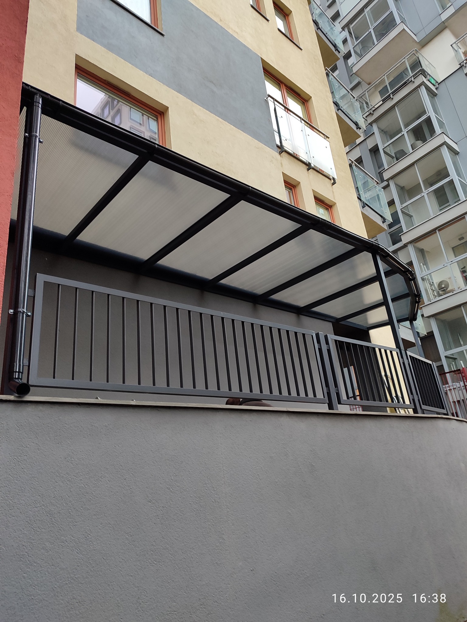 Zadaszenia tarasów metalowej konstrukcji malowanych proszkowo