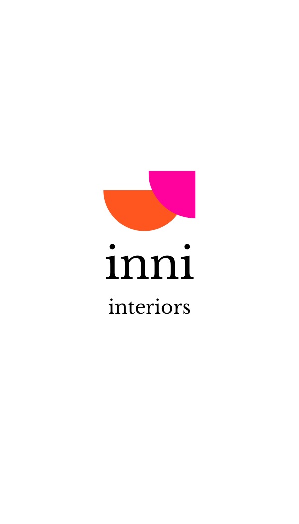 Minimalistyczne logo 'inni interiors' na białym tle. Geometryczne kształty w kolorach pomarańczowym i różowym nad nazwą firmy. Elegancki font.