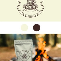 Tworzenie Stron & Marketing Piotr Połoński - Biała paczka kawy Rustic Roast z logo na tle ogniska, umieszczona na pniu drzewa. Prezentacja identyfikacji wizualnej palarni kawy specialty.
