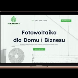 Tworzenie Stron & Marketing Piotr Połoński - Ekran laptopa MacBook Air prezentuje stronę internetową firmy Sun Energy Fotowoltaika, z hasłem 'Fotowoltaika dla Domu i Biznesu' i panelem klimatyzacji w tle.