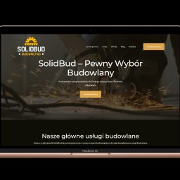 Tworzenie Stron & Marketing Piotr Połoński - Ekran laptopa MacBook Air prezentuje stronę internetową SolidBud – Budownictwo, z industrialną grafiką i hasłem 'SolidBud – Pewny Wybór Budowlany'.