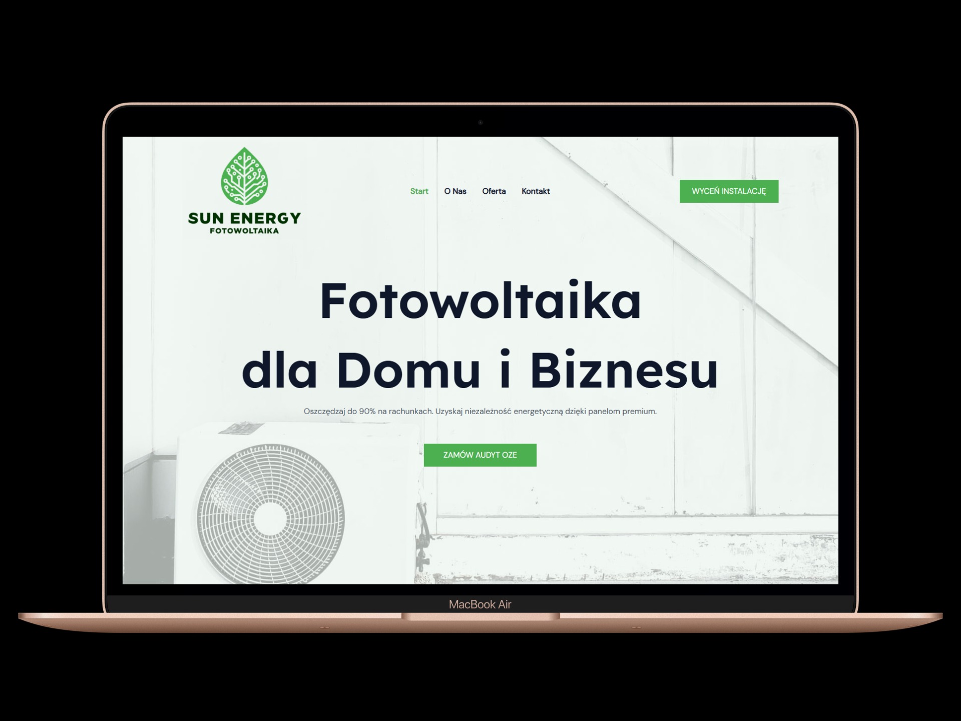 Ekran laptopa MacBook Air prezentuje stronę internetową firmy Sun Energy Fotowoltaika, z hasłem 'Fotowoltaika dla Domu i Biznesu' i panelem klimatyzacji w tle.