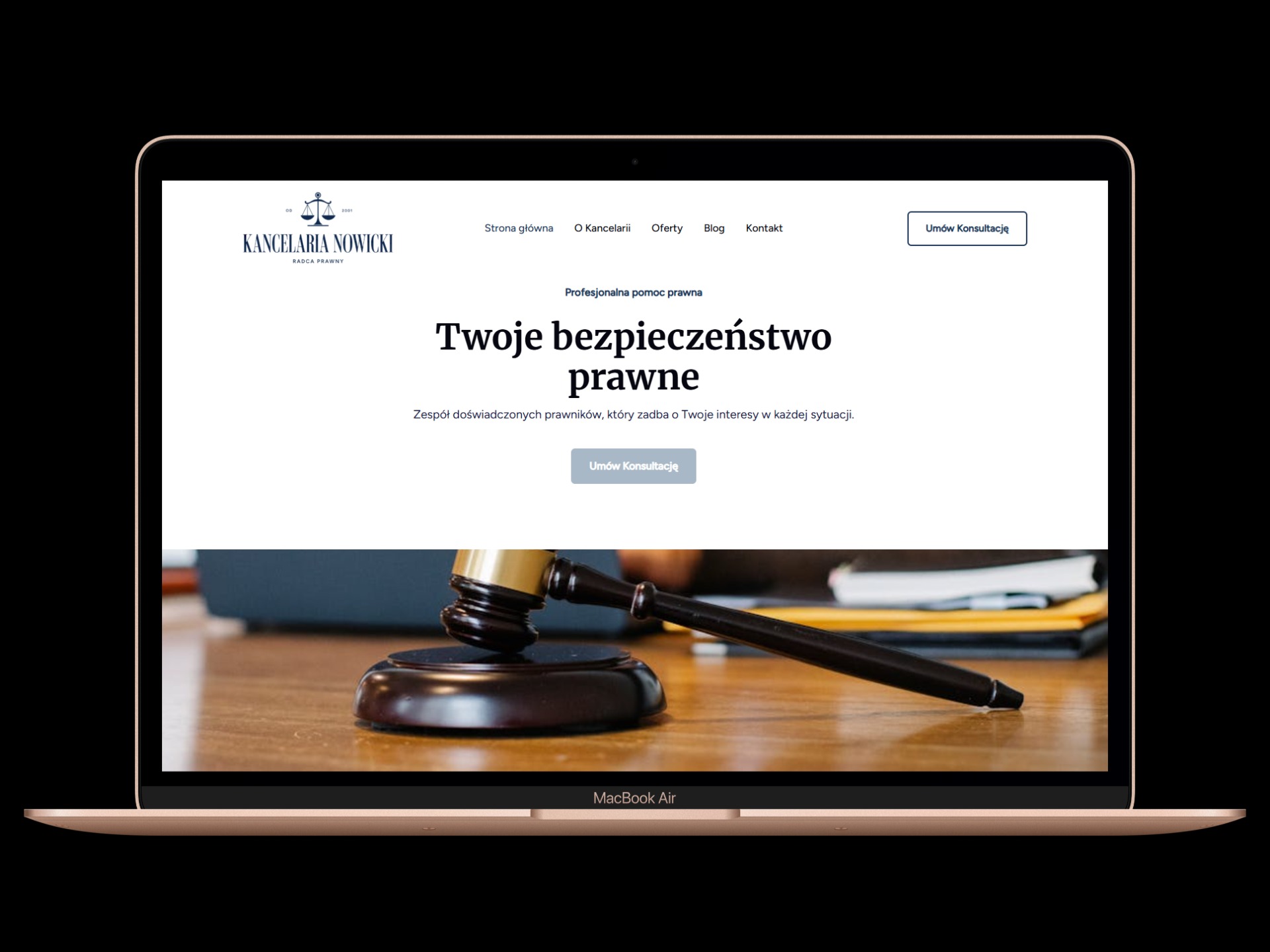 Strona internetowa kancelarii prawnej Nowicki na MacBook Air. Minimalistyczny design, podkreślający autorytet i profesjonalizm. Bezpieczny system rezerwacji konsultacji online.