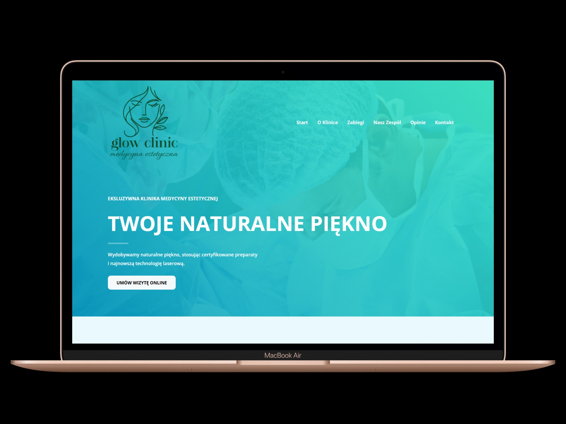 Laptop MacBook Air prezentuje stronę internetową Glow Clinic medycyny estetycznej. Stonowana kolorystyka, logo kliniki i hasło 'Twoje naturalne piękno'.
