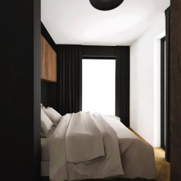 PRACOWNIA ARCHITEKTONICZNA DYALA ARRABI - Nowoczesna sypialnia z łóżkiem w jasnej pościeli, czarnymi zasłonami i drewnianymi akcentami. Minimalistyczny design z widokiem na okno i elementami zabudowy.