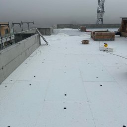 Montaż warstw styropianu eps 100+ spadek 