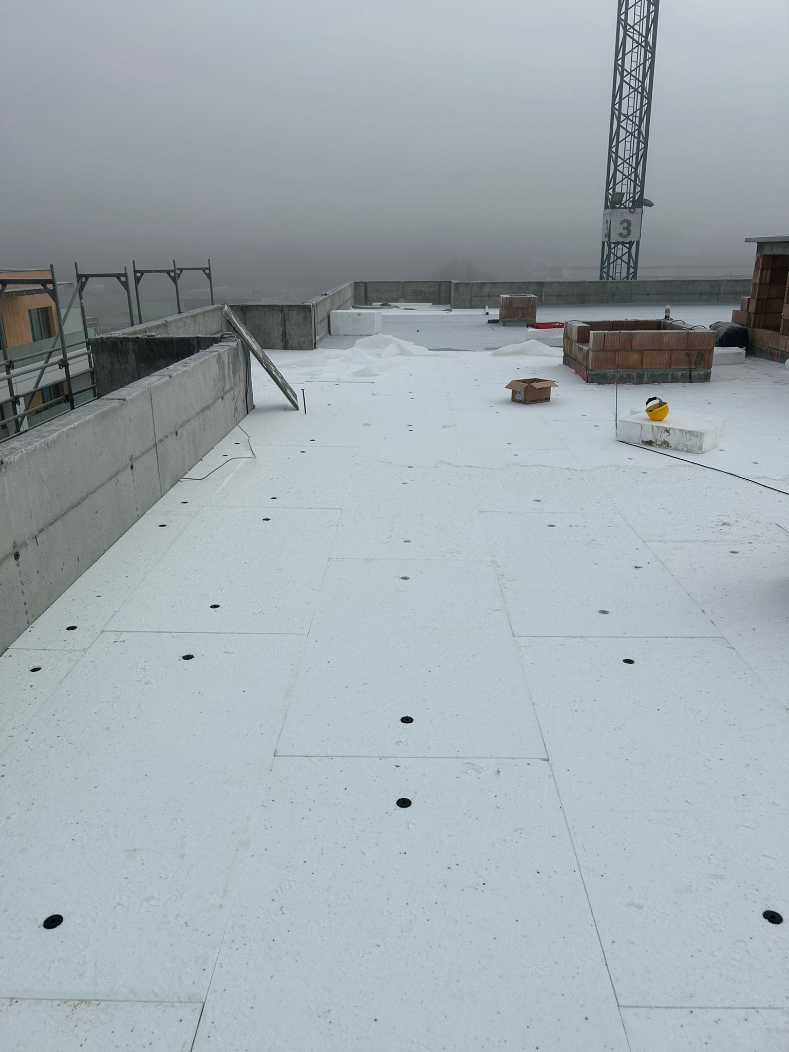 Montaż warstw styropianu eps 100+ spadek