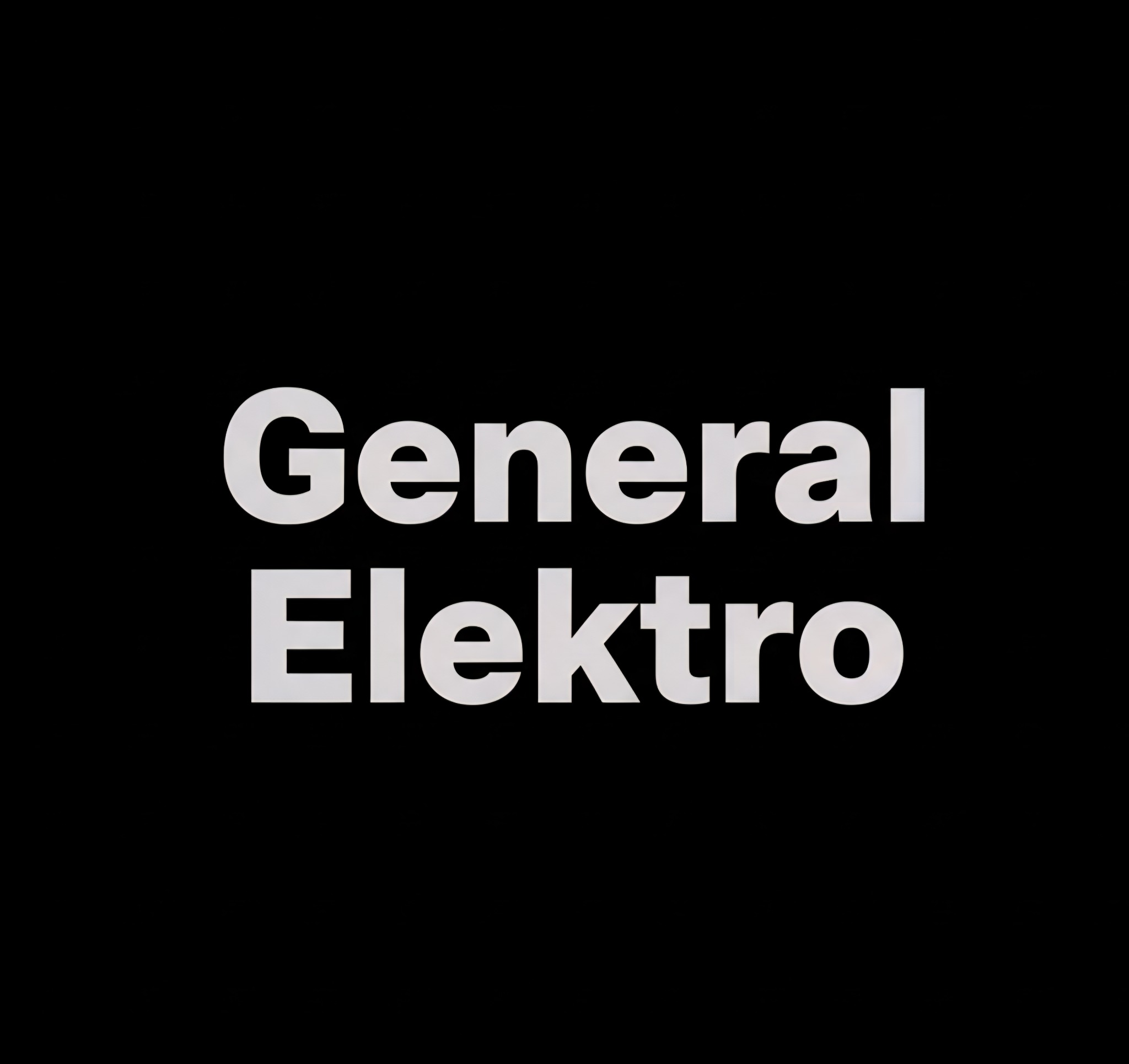 Logo firmy General Elektro na czarnym tle. Nazwa w jasnej, prostej czcionce, umieszczona centralnie. Minimalistyczny design.