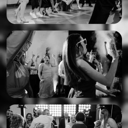 M&M EVENTS MAREK MURAWSKI - Czarno-białe ujęcie z wesela: tańczący goście w różnych stylizacjach, w tle oświetlenie sceniczne i zespół muzyczny. Dynamiczna kompozycja, uchwycone emocje.