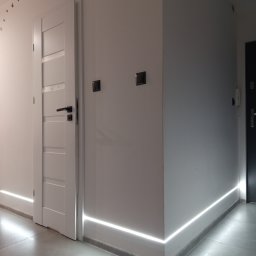 (3.2). Subtelna listwa LED z czujnikiem zmierzchu automatycznie rozświetla przestrzeń po zapadnięciu zmroku i wykryciu ruchu. Nowoczesny akcent, który łączy estetykę z funkcjonalnością, poprawiając komfort poruszania się i budując wyjątkowy klimat wnętrza