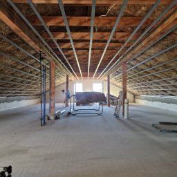 Marbud - Poddasze w trakcie adaptacji: widoczne ocieplenie, metalowa konstrukcja sufitu podwieszanego, przygotowane ściany. Prace remontowe w toku.