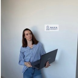 Cześć, jestem Natalia 👋
Zajmuję się home stagingiem i aranżacją wnętrz, które szybciej się sprzedają i wynajmują.
Tworzę koncepcje, moodboardy i gotowe plany — również zdalnie.
📩 Współpraca: DM / nxa.property@gmail.com
