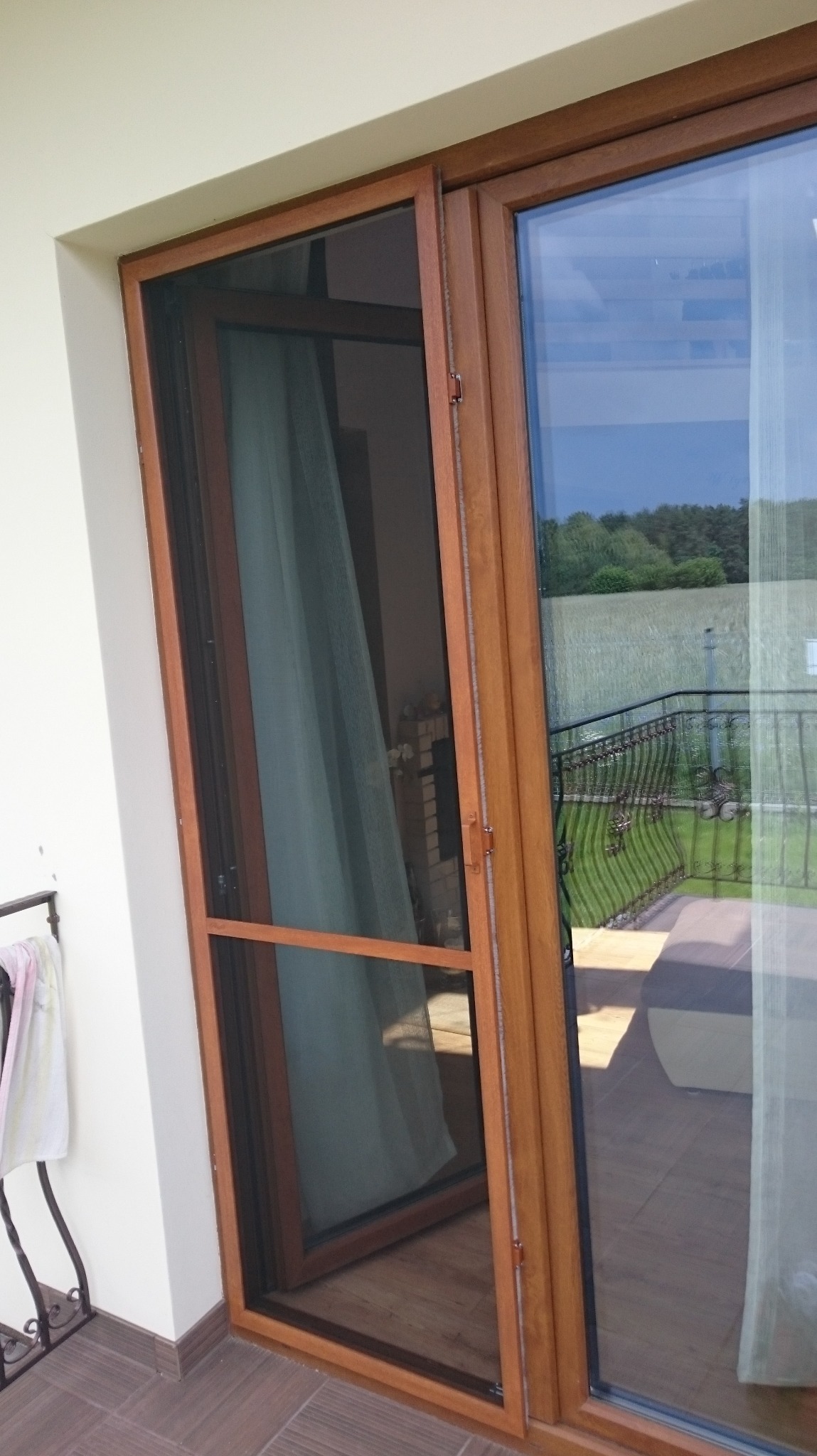 moskitiera na okno balkonowe otwierana na zawiasach