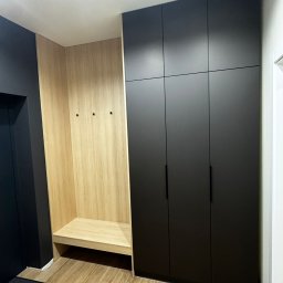 Meblorak Meble na wymiar - Szafa z siedziskiem w holu