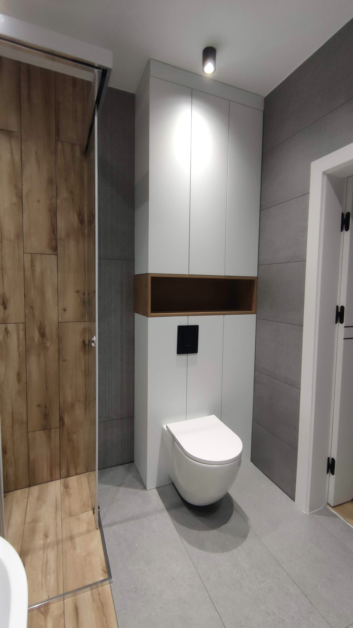 Zabudowa geberitu i meble łazienkowe