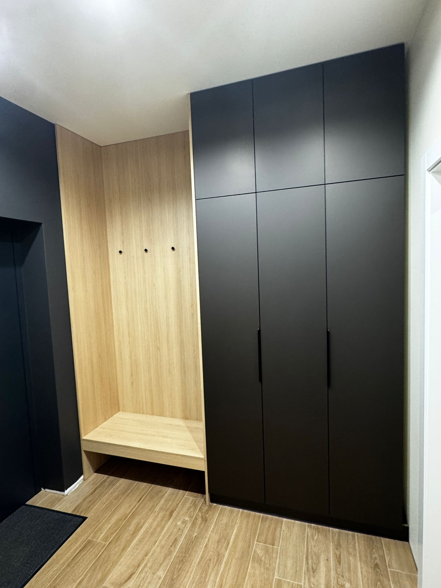 Szafa z siedziskiem w holu