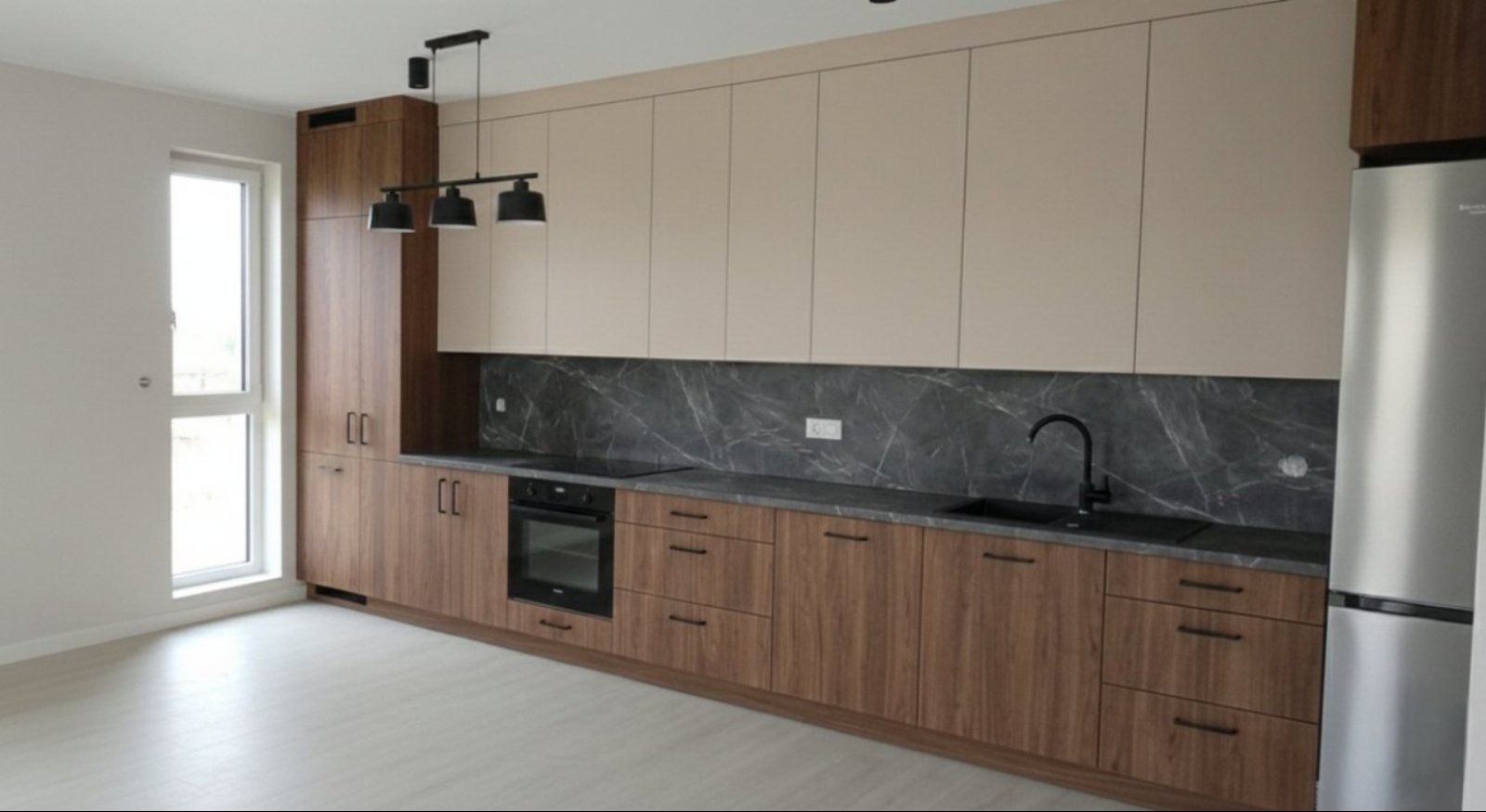 Nowoczesna kuchnia z drewnianymi szafkami dolnymi i beżowymi górnymi, czarnym blatem z marmurowym wzorem i czarną armaturą. Widoczna lodówka i okno.