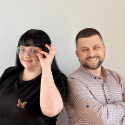 Pracujemy razem jako rodzinny zespół. Ja realizuję projekty, a żona wspiera mnie w komunikacji i organizacji pracy.