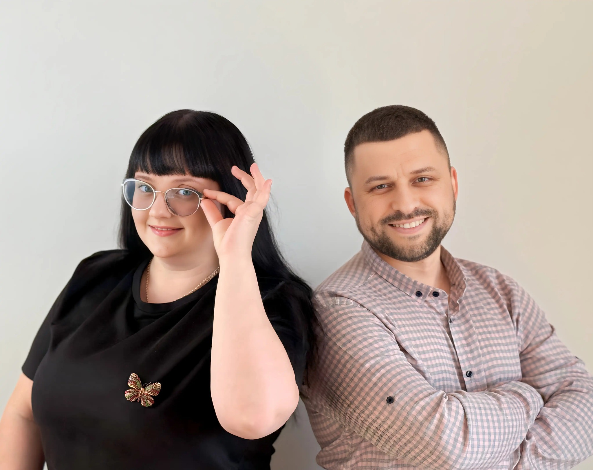 Pracujemy razem jako rodzinny zespół. Ja realizuję projekty, a żona wspiera mnie w komunikacji i organizacji pracy.