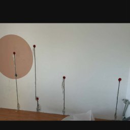 GLUVOLT Instalacje Elektryczne i Remonty - Ściana z wyprowadzonymi przewodami elektrycznymi, zabezpieczonymi czerwonymi zaślepkami. Widoczne przygotowania do montażu oświetlenia.
