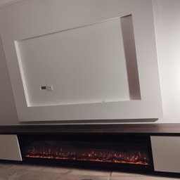 Malwa meble - Nowoczesna zabudowa ściany z elektrycznym kominkiem i szafkami w kolorze ciemnego drewna i bieli. Minimalistyczny design z geometrycznym akcentem.