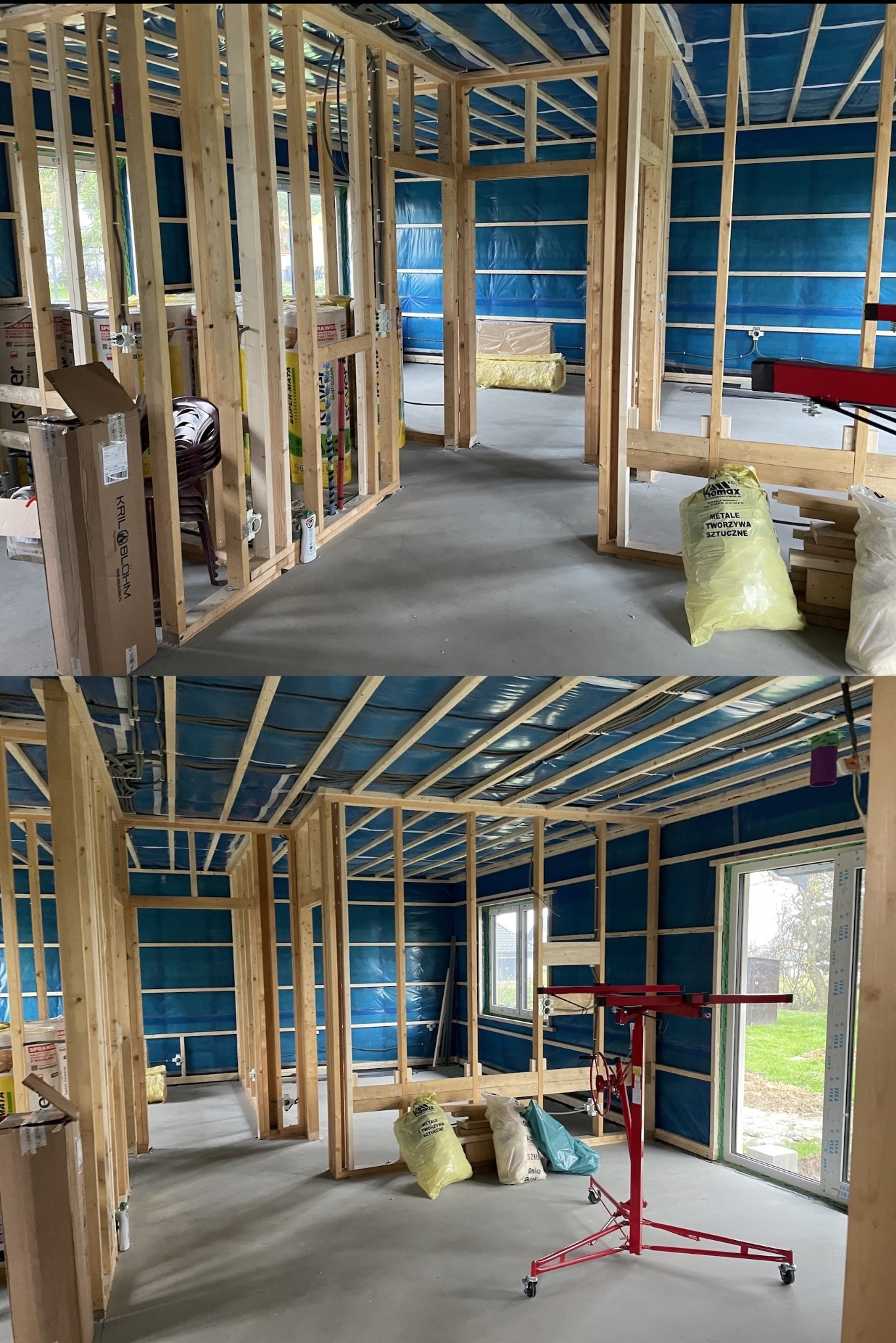 Wnętrze w trakcie budowy: drewniana konstrukcja ścian, widoczne instalacje pod sufitem, okna. Na podłodze worki z materiałami budowlanymi i podnośnik do płyt.