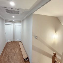 

🛠️ Zakres prac:
• Malowanie i tapetowanie
• Gładzie i szpachlowanie agregatem
• Renowacja drewna
• Kompleksowe wykończenia wnętrz

Stawiamy na jakość, dokładność i terminowość.
Zapraszamy do współpracy — zadbamy o efekt, który robi wrażenie!
