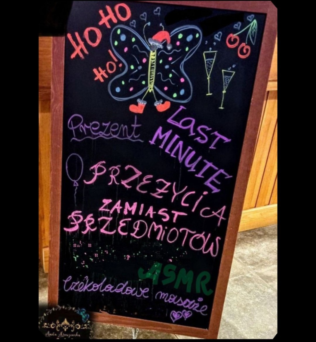 Ręcznie rysowana tablica z ofertą 'Last Minute' na czekoladowe masaże ASMR, ozdobiona motywami świątecznymi i motylem w czapce Mikołaja.
