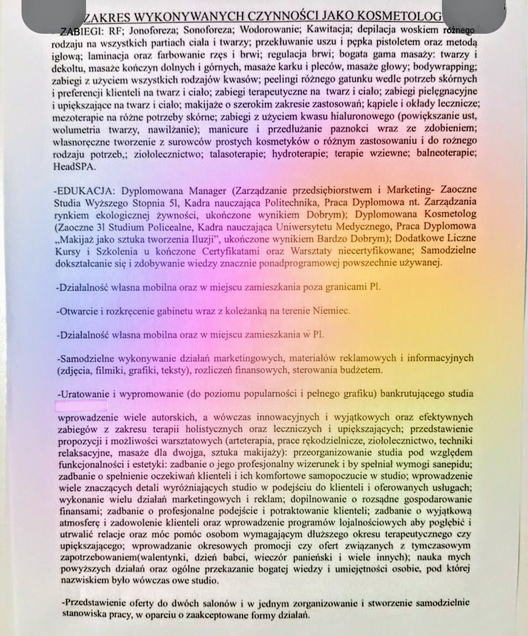 Tekstowy opis zakresu usług kosmetycznych i edukacji kosmetologa, w tym zabiegi na twarz i ciało, masaże, makijaż, manicure, ziołolecznictwo i inne terapie.