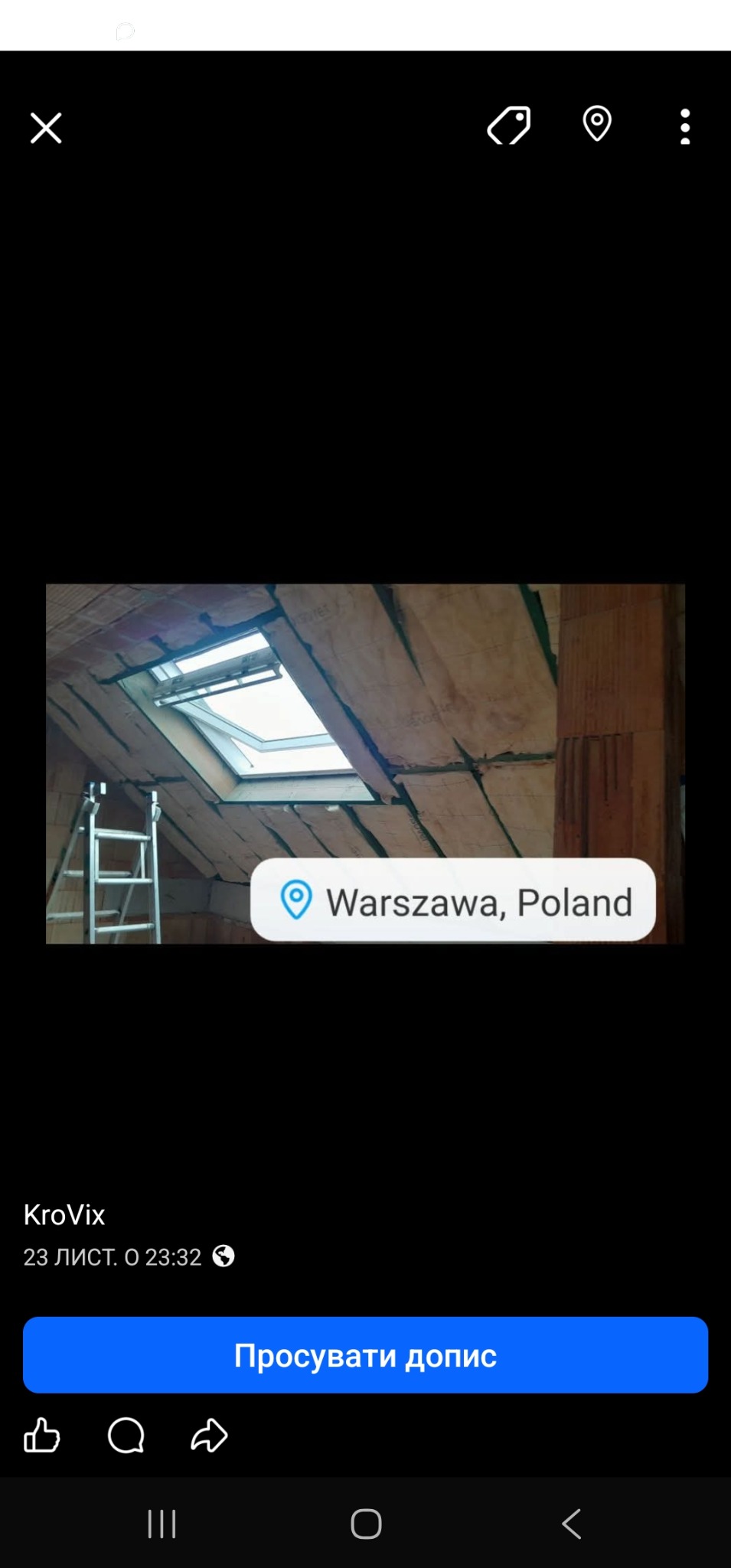 Poddasze z oknem dachowym w trakcie ocieplania, widoczna izolacja i drabina. Drewniana konstrukcja dachu. Ujęcie z dołu, jasne światło dzienne.