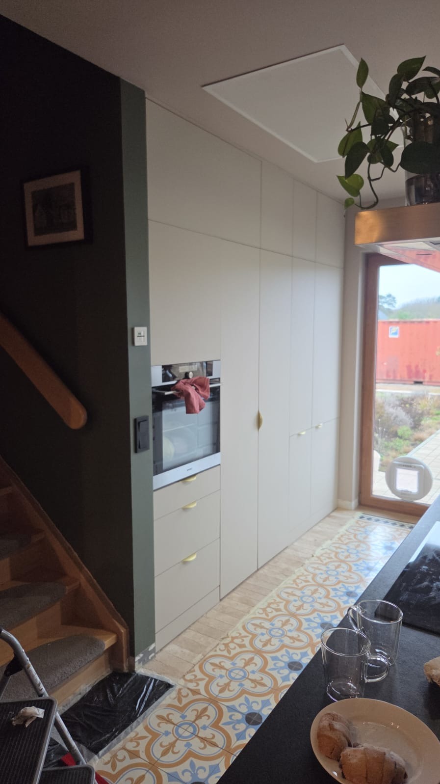 Klientowi zależało na dłużej ilości miejsca do przechowywania w kuchni . Cała ściana została zabudowana