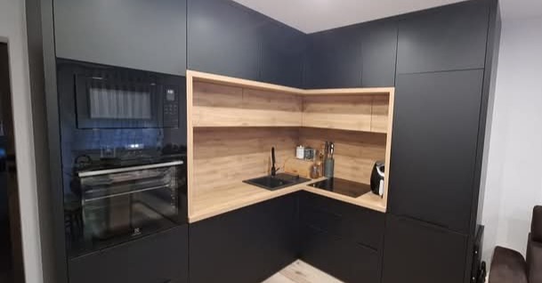 Niewielka kuchnia czarny mat plus drewno