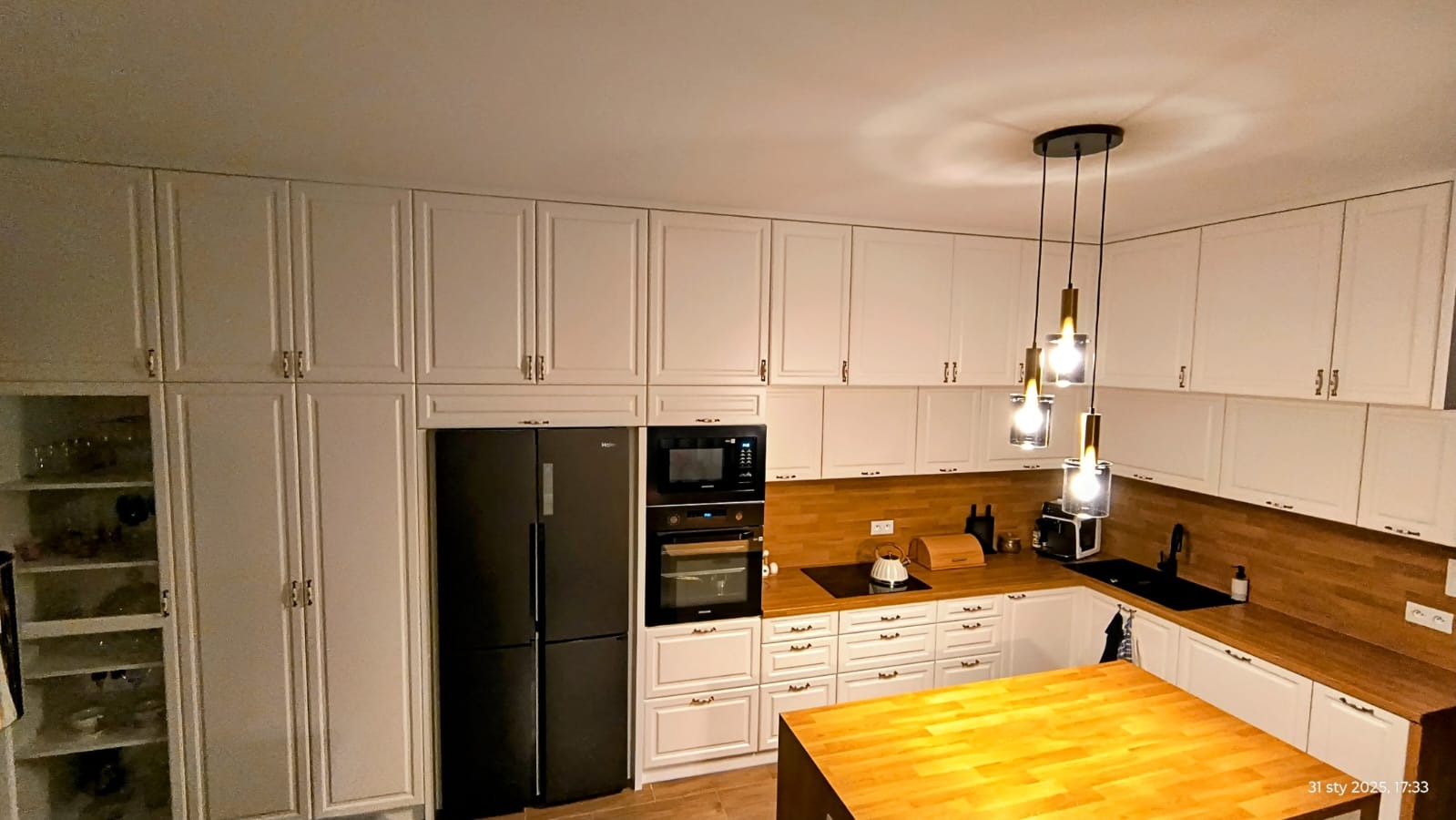 Duża kuchnia ,lakierowana , fronty frezowane , zabudowa do samego sufitu ,zamontowane oświetlenie LED