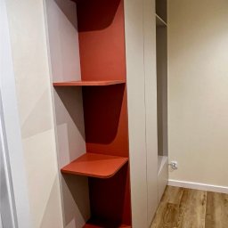 szafa na wymiar zaokrąglone półki kolor ceglany i kaszmir, drzwi tip-on 