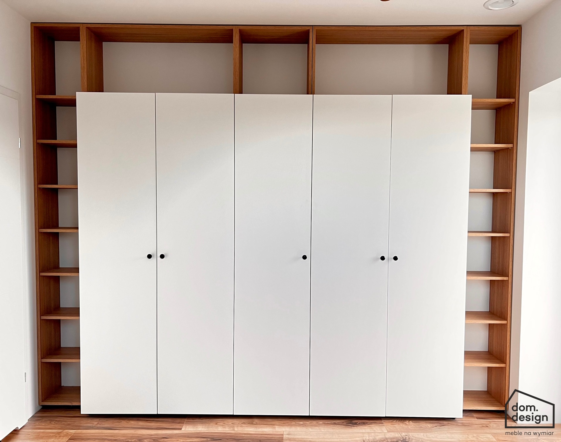 szafa + regał na książki - projekt i wykonanie Dom i Design