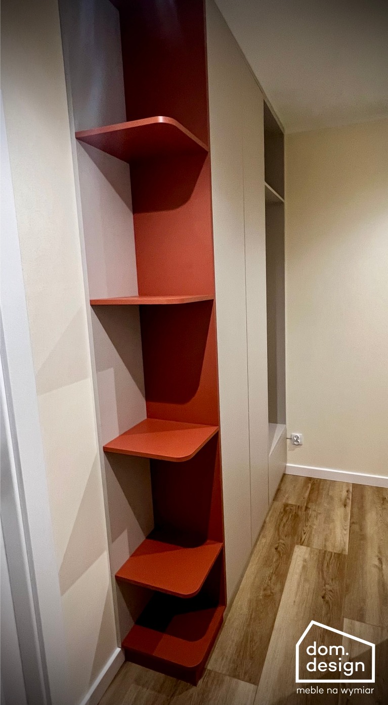 szafa na wymiar zaokrąglone półki kolor ceglany i kaszmir, drzwi tip-on