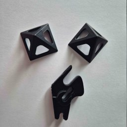 Mateusz Wujak - Piramidki do malowania oraz element do zaczepu od klapy ciągnika