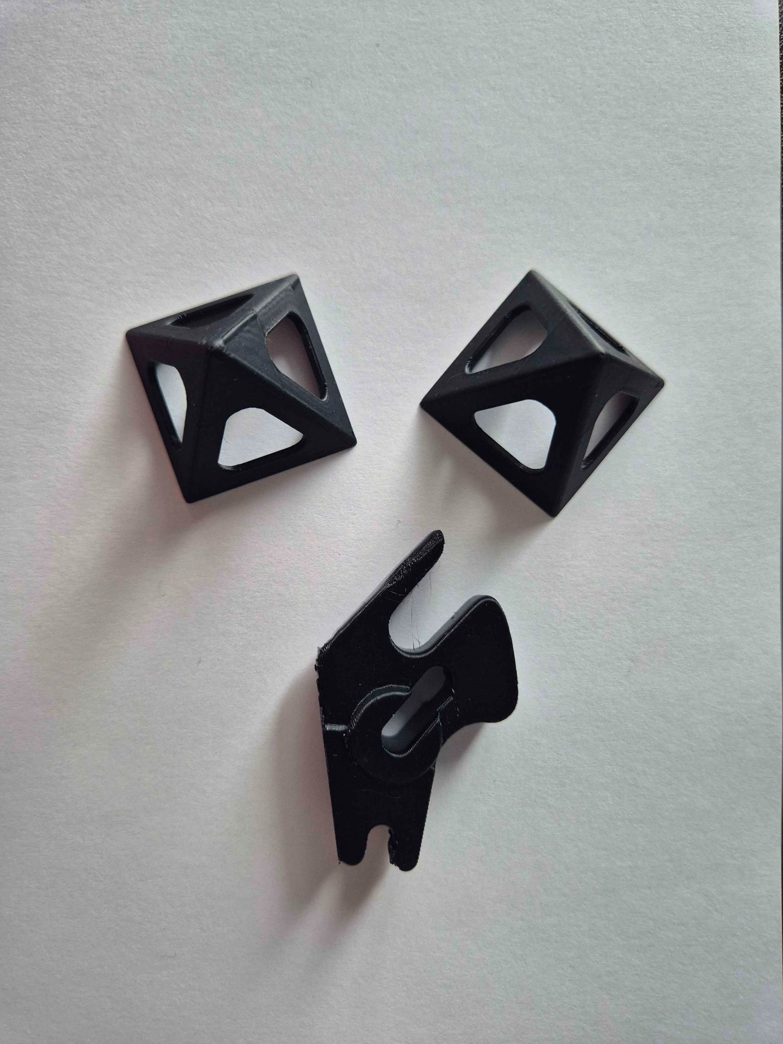 Piramidki do malowania oraz element do zaczepu od klapy ciągnika