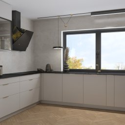 LeoArt - Nowoczesna kuchnia z drewnianą podłogą w jodełkę, jasnymi szafkami i czarnym blatem. Okno z widokiem na zieleń. Minimalistyczny design z akcentami złota.