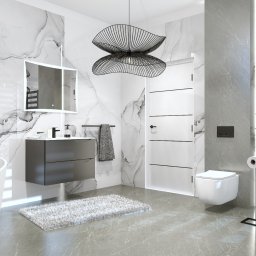 LeoArt - Nowoczesna łazienka z marmurowymi płytkami, wiszącą szafką z umywalką, designerską lampą i minimalistyczną toaletą. Roślina w doniczce dodaje naturalnego akcentu.