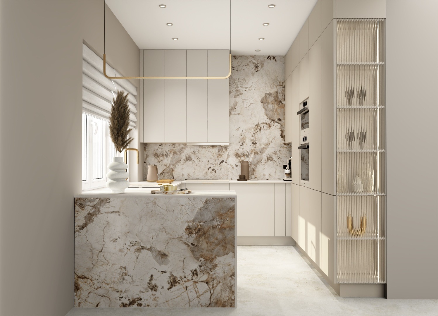 Elegancka kuchnia w beżach z marmurowym blatem i ścianą. Minimalistyczne szafki, złote akcenty oświetleniowe i dekoracje. Nowoczesny design z dbałością o detale.