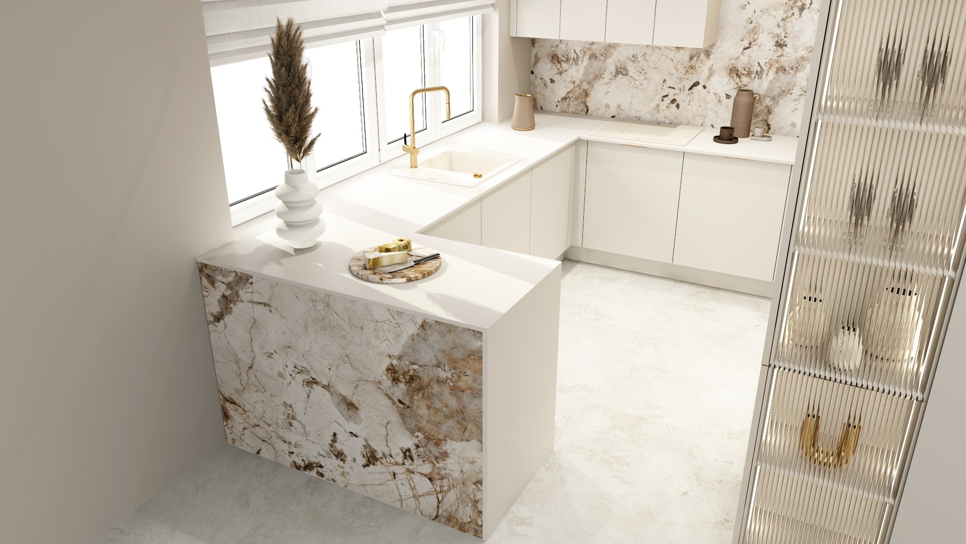Beżowa kuchnia z marmurowym blatem, złotą armaturą i dekoracyjną trawą pampasową w wazonie. Widoczna przeszklona witryna z oświetleniem.